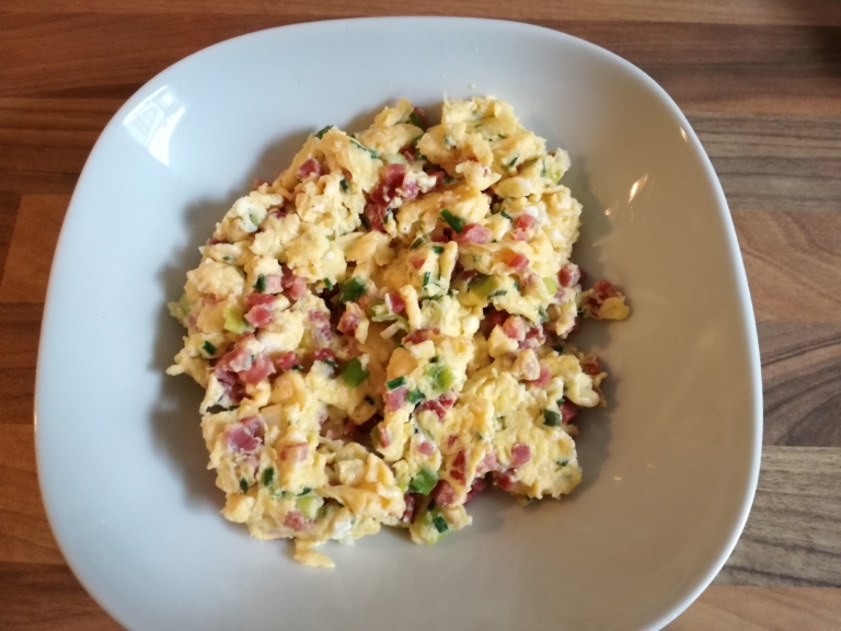 Rezept: Rührei mit Katenschinken und Frühlingszwiebeln - Einfach Low Carb