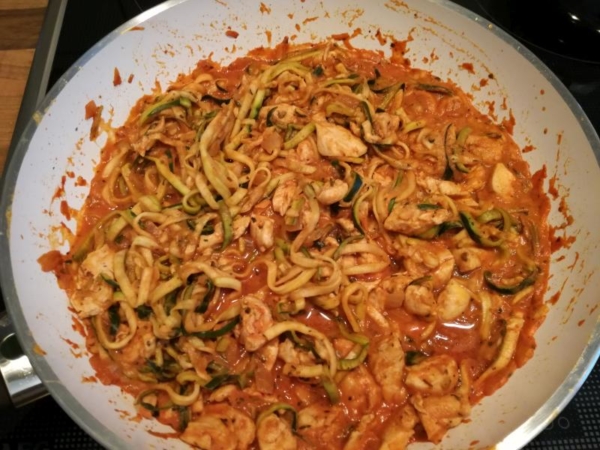 Zucchini Spaghetti mit Hähnchenbrustfilet Zucchini Spaghetti mit Hähnchenbrustfilet