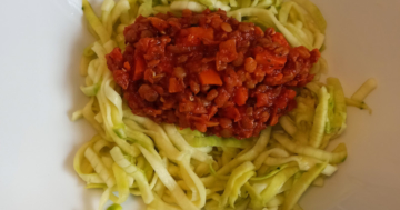 Zucchini-Spaghetti mit Linsen Bolognese