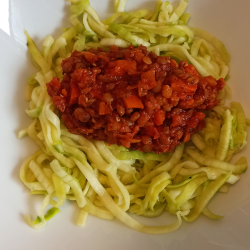 Zucchini-Spaghetti mit Linsen Bolognese